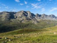 Herrlicher Rückblick zum Gegenhang mit Crasta Mora (2953m), Piz Mez (2900m), Piz da las Blais (2930m) und Dschimels (2782m) v.l.